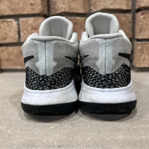 Nike Kyrie Flytrap 6 VI Sneakers White/Black DM1125-101 women’s size 9.5 Men's 8 - Picture 3 of 5